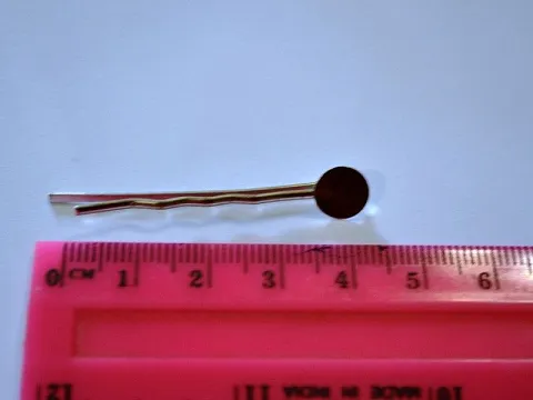 Невидимка з основою