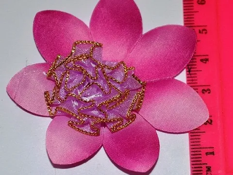 Квітка з органзи