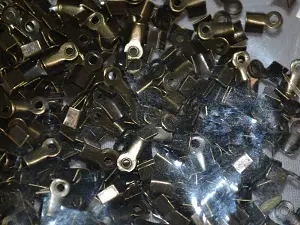 Затискач для шнура