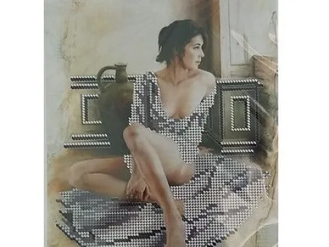 Девушка на простыне укр