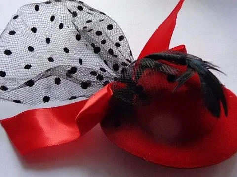 Капелюшок з шпилькою