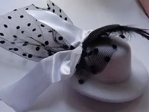 Капелюшок з шпилькою