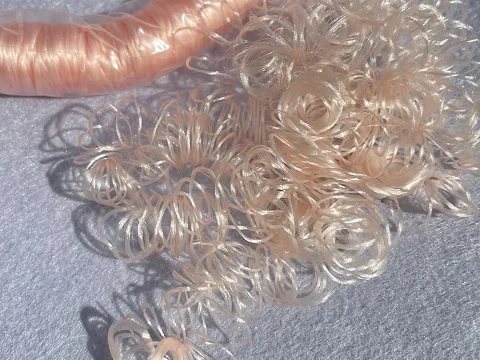 Волосы кудрявые в ленте