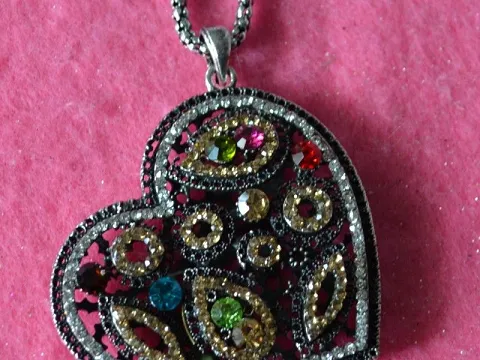 Кулон на ланцюгу