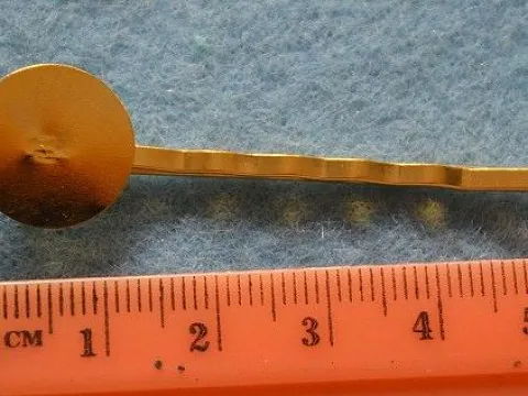 Невидимка з основою