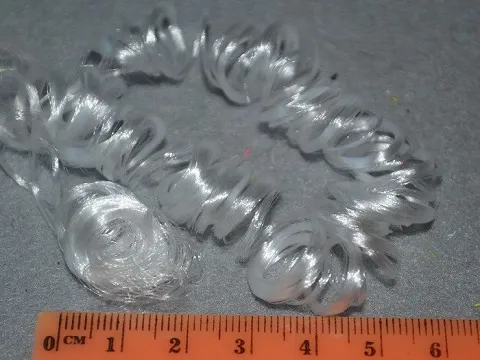 Волосся кучеряве в стрічці