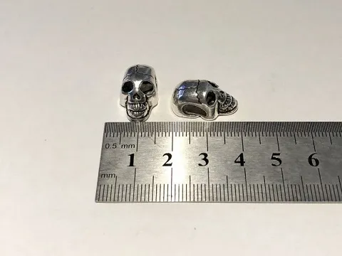 Намистина череп