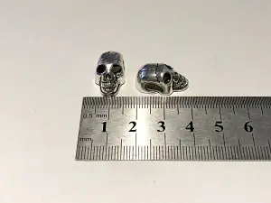 Намистина череп