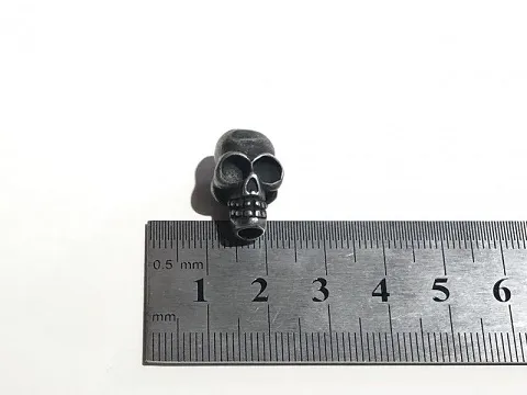 Намистина череп