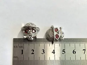 Бусина череп