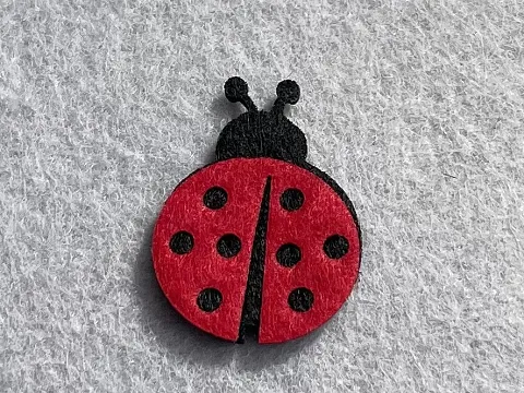 Аплікація з фетру <Божа корівка>