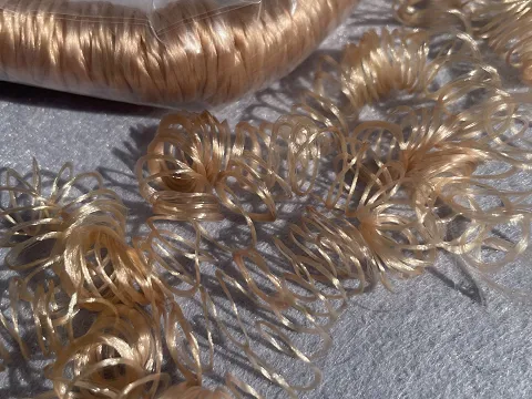 Волосся кучеряве в стрічці