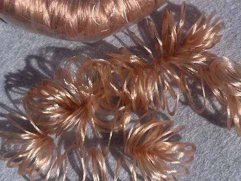 Волосся кучеряве в стрічці