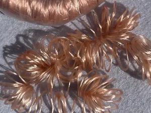 Волосся кучеряве в стрічці