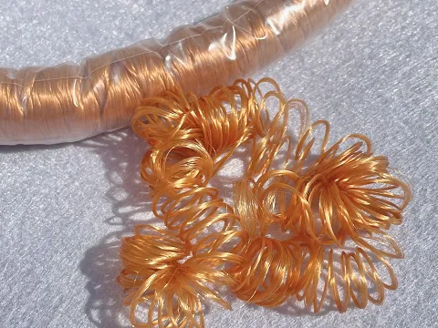 Волосся кучеряве в стрічці