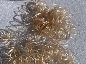 Волосся кучеряве в стрічці