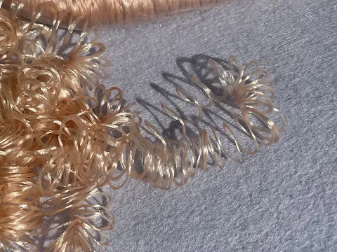 Волосся кучеряве в стрічці