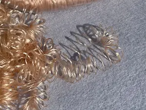 Волосся кучеряве в стрічці