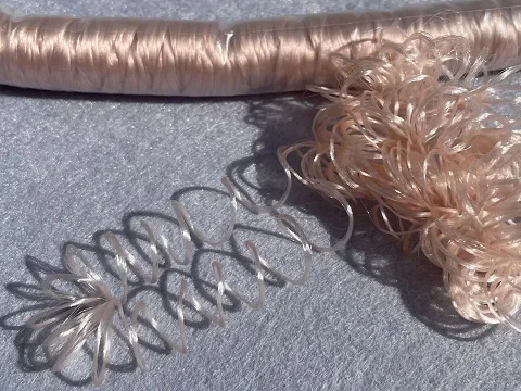 Волосся кучеряве в стрічці