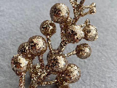 Гілочка з гліттернимі ягодами