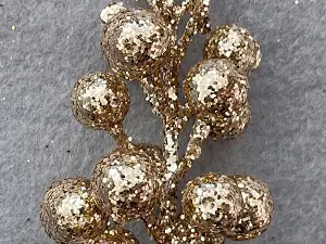 Гілочка з гліттернимі ягодами