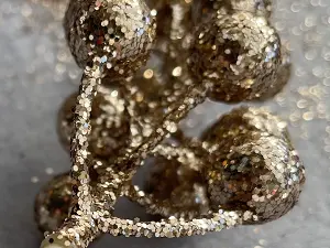 Гілочка з гліттернимі ягодами