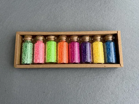 Набір бісеру в пляшечках - 8 кольорів.