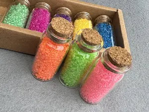 Набір бісеру в пляшечках - 8 кольорів.