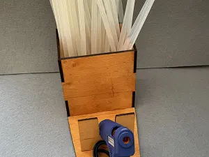 Підставка для клейового пістолета та стержнів.