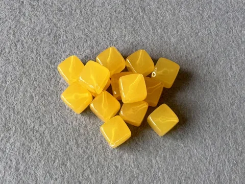 Намистини пластикові - Куб - 13мм