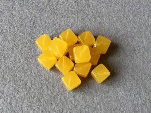 Намистини пластикові - Куб - 13мм