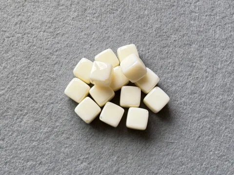 Намистини пластикові - Куб - 13мм