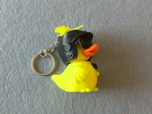 Брелок Качка у шоломі надрукований на 3Д принтері